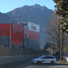 Завод ISEO на фоне Альп